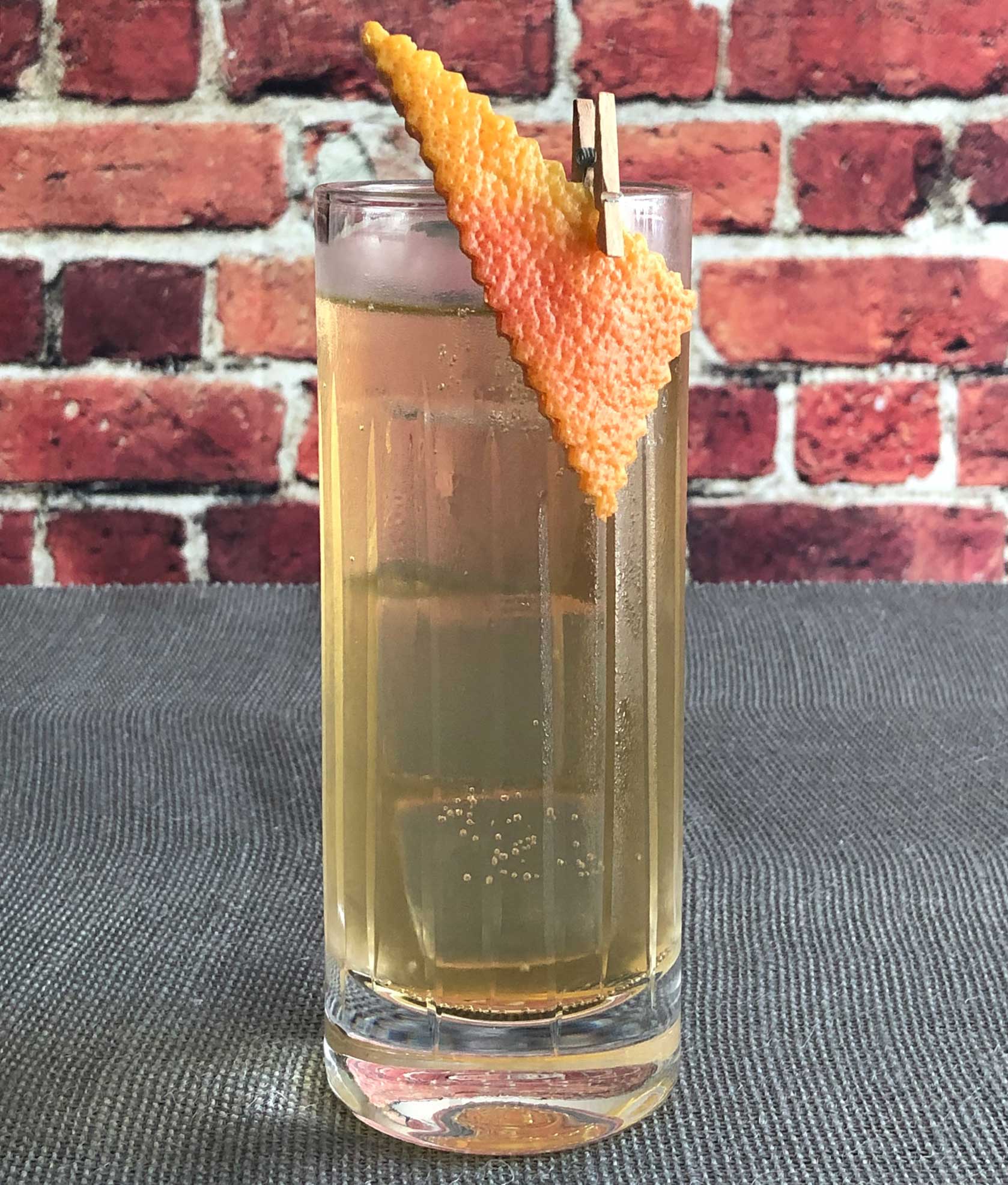 An example of the Kina Préparé, the mixed drink (cocktail) featuring Mattei Cap Corse Blanc Quinquina, Amaro Alta Verde, and soda water; photo by Lee Edwards